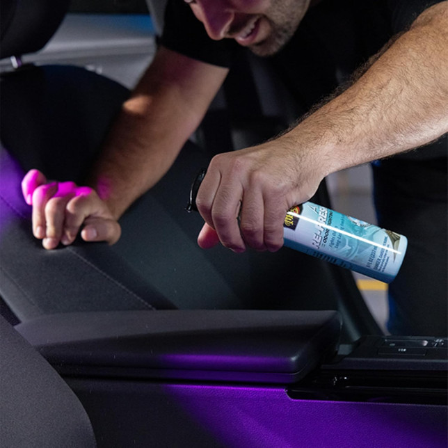 Geurverwijderaar van Meguiar's met Nieuwe Wagen-geur om nare geuren te elimineren en een frisse geur achter te laten.