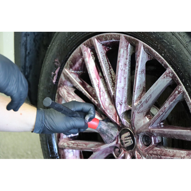 Gebogen rode velgenborstel KOCH CHEMIE. Voor het reinigen van velgspaken, motor en vuil werk.