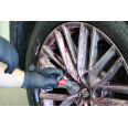 Gebogen rode velgenborstel KOCH CHEMIE. Voor het reinigen van velgspaken, motor en vuil werk.