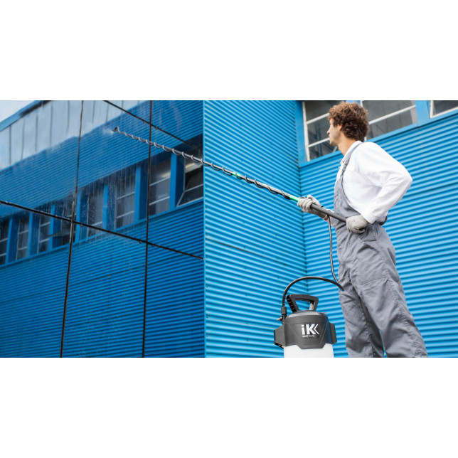 IK telescopic lance 3.2m (10.5ft) for easier access to elevated areas.