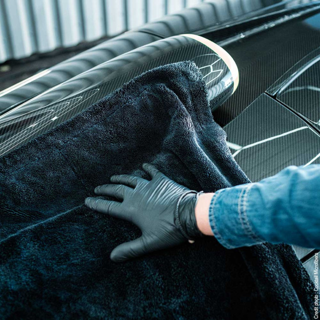 Drying a vehicle with a B52 XL Dryer - 60x90 cm - Cocktail Microfibers