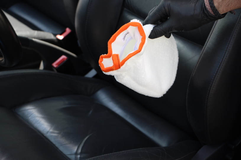 Un gant de nettoyage multi-surfaces pour nettoyer en douceur l'intérieur de  votre véhicule.