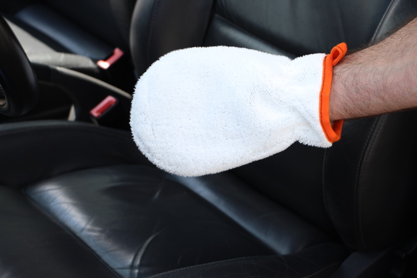 Un gant de nettoyage multi-surfaces pour nettoyer en douceur l'intérieur de  votre véhicule.