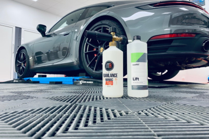 Ontdekking van de CARPRO Lift en zijn ontvettende werking op een carrosserie